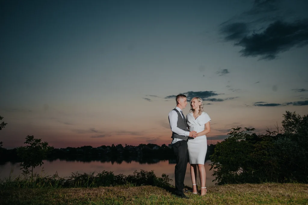 Golden hour couple portrait in Vienna at sunset. The warm, golden light creates a romantic and enchanting atmosphere, highlighting the couple’s love and elegance.