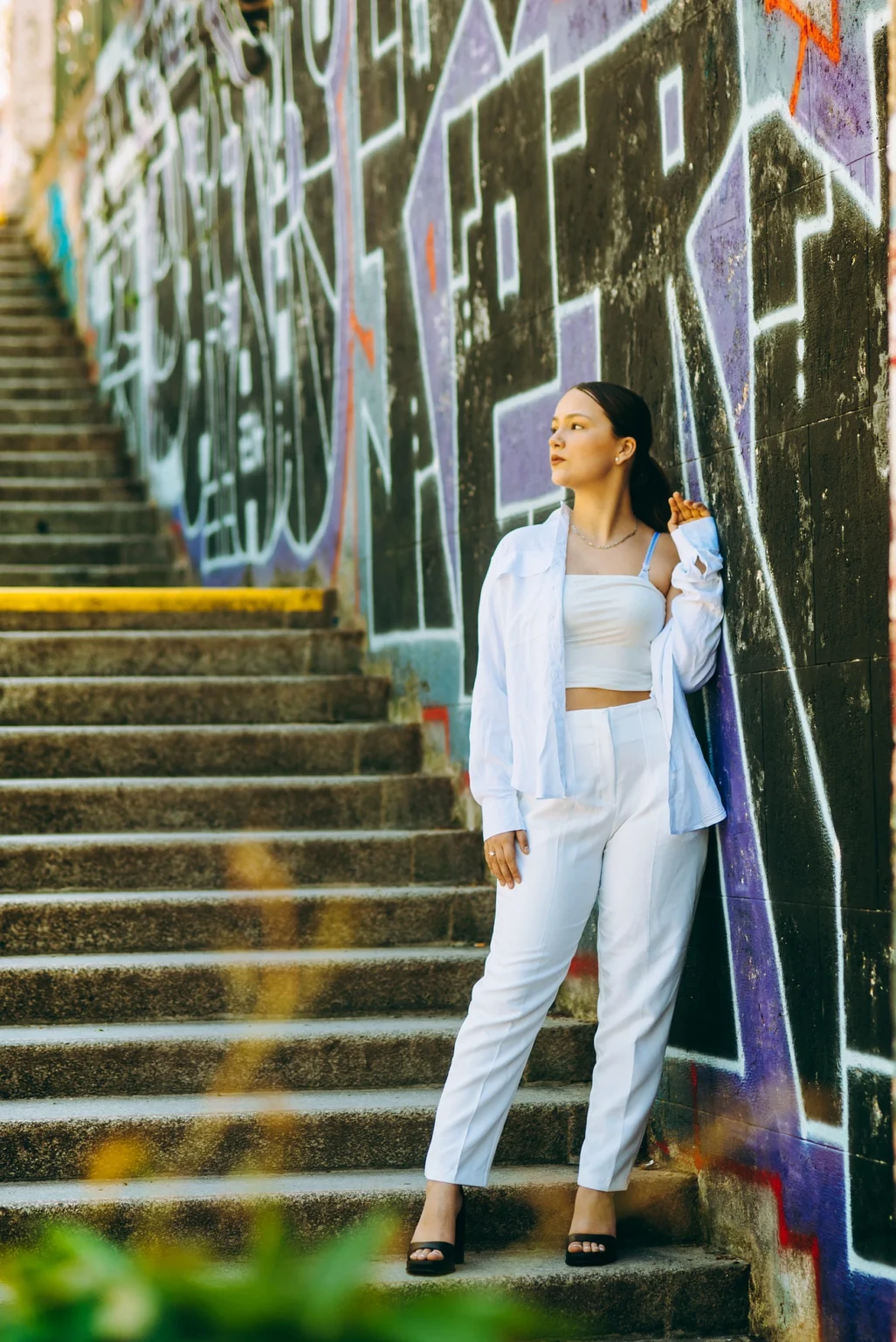 Portrait of a young model during a photoshoot on the streets of Vienna. The image captures her style and beauty against the urban backdrop of the city.